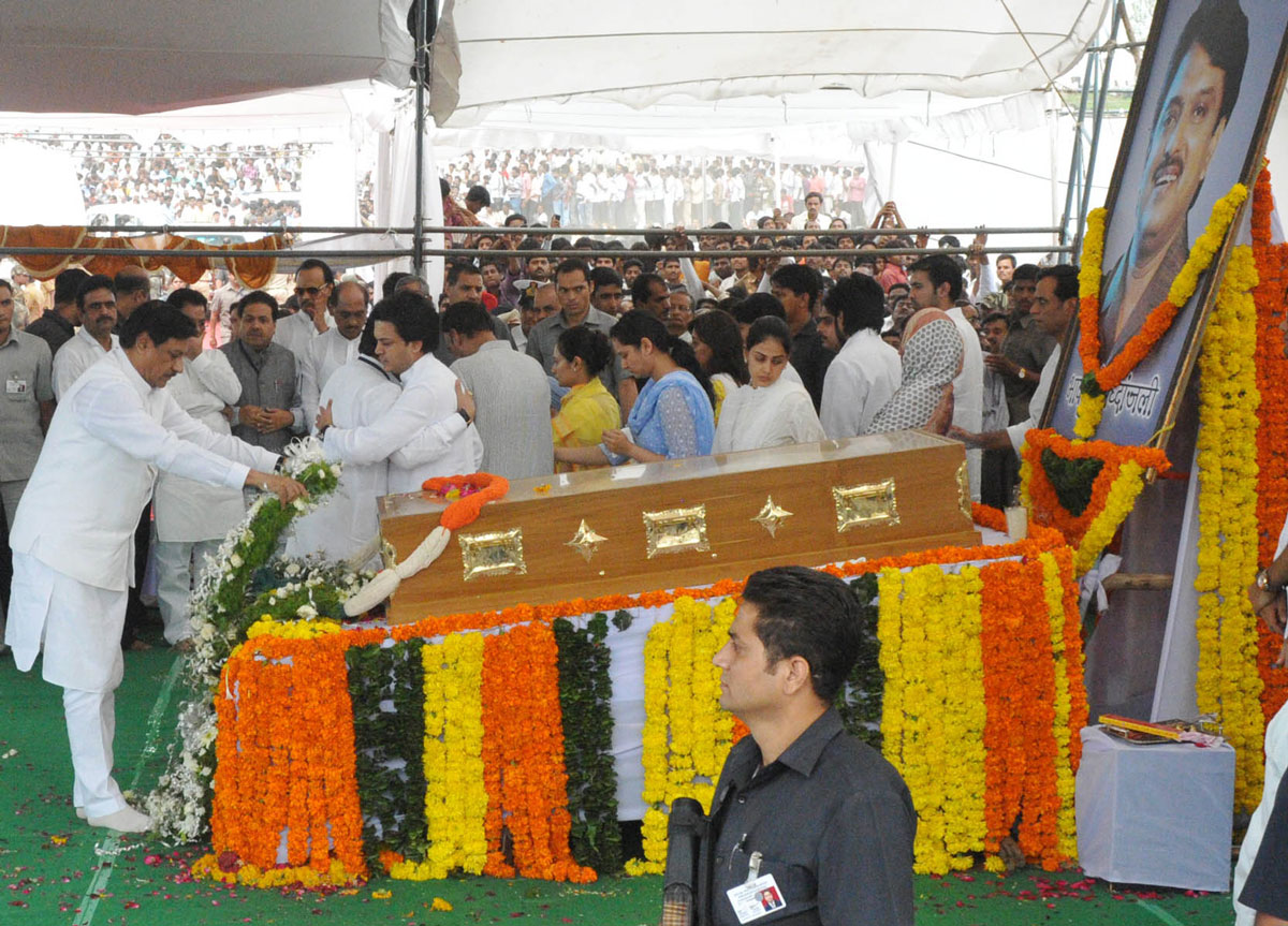 TRIBUTE TO UNION MINISTER & EX.CHIEF MINISTER VILASRAO DESHMUKH ON HIS FUNERAL AT LATUR.