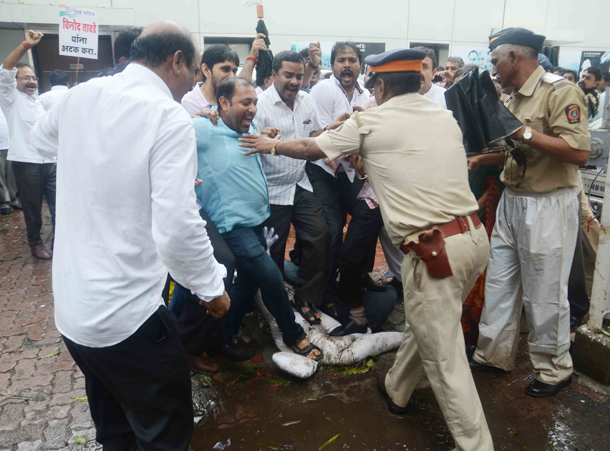 Mumbai Congress Protest Against Minister Vinod Tawade Submitted Fake Degree Qualification at Azad Maidan.