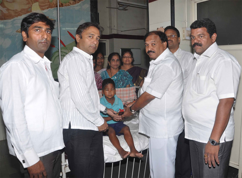 MLA KALIDAS KOLMBKAR AT K.E.M.HOSPITAL.