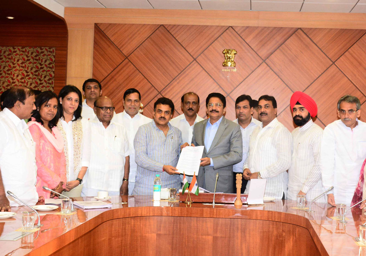 Mumbai Congress President Sanjay Nirupam Delegation Meets Governor Ch.Vidyasagar Rao at Raj Bhavan.