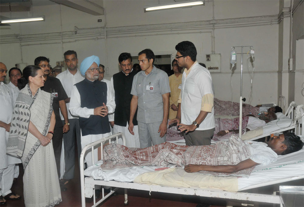 PRIME MINISTER DR.MANMOHAN SINGH & UPA CHAIRPERSON  VISITED JJ HOSPITAL IN MUMBAI.