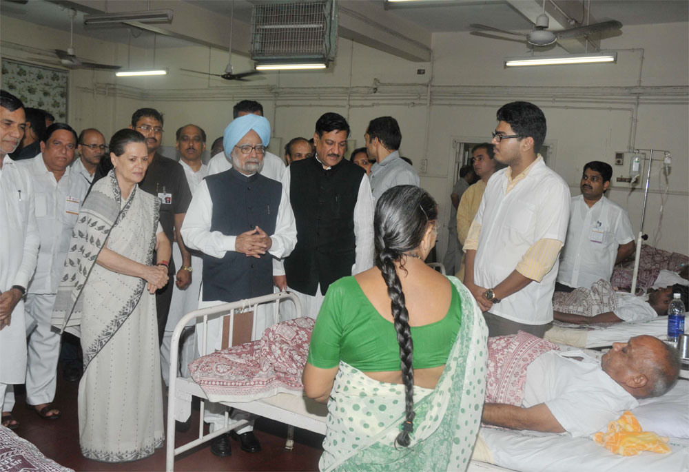 PRIME MINISTER DR.MANMOHAN SINGH & UPA CHAIRPERSON  VISITED JJ HOSPITAL IN MUMBAI.