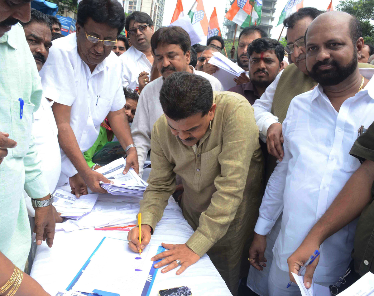 MRCC President Sanjay Nirupam Organised Signature Campaign to Protest against Hike Rates of Electricity Bill.