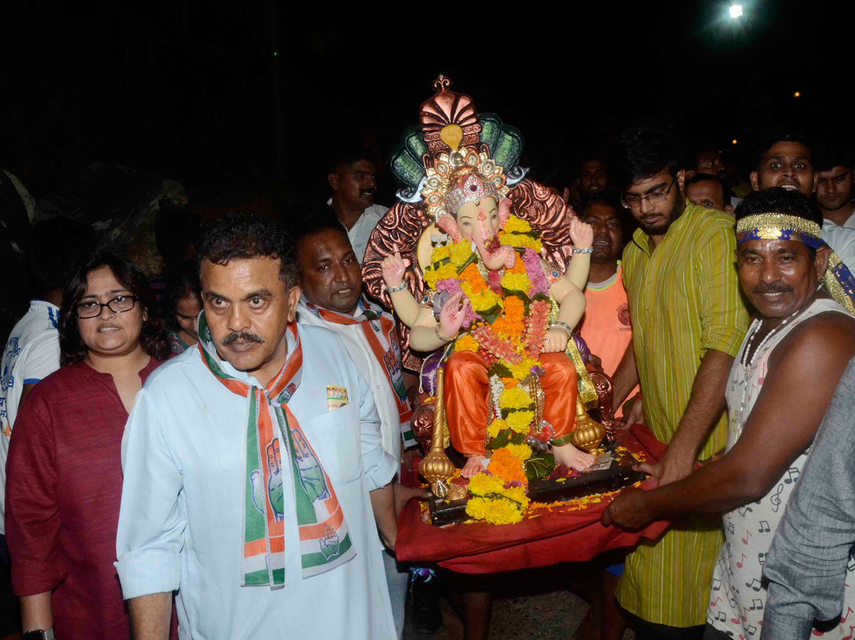 Mumbai Congress President Sanjay Nirupam for Ganesh Visarjan at Juhu Chowpatty.