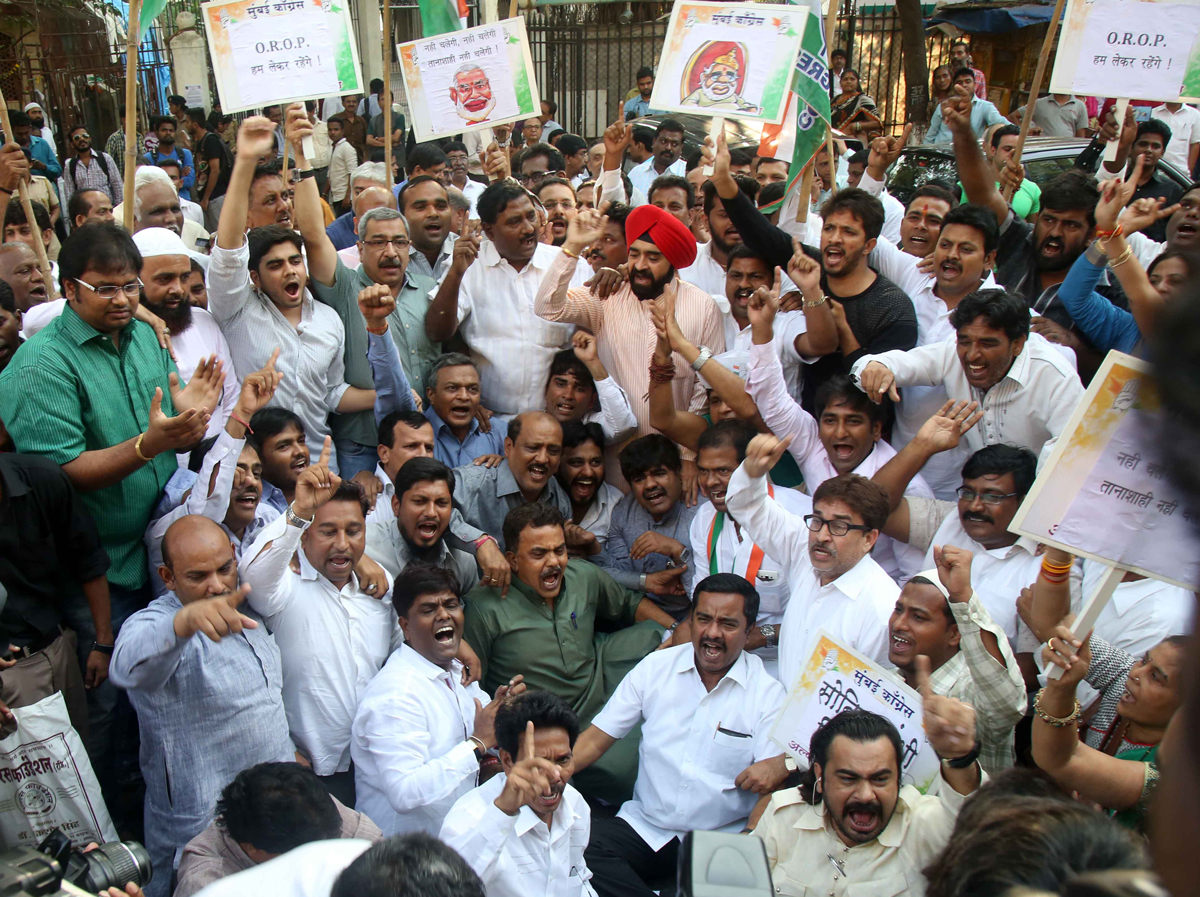 Mumbai Congress President Sanjay Nirupam Lead Protest with Congress Party workers at CST against Arrest of Cong VP Rahul Gandhi by Delhi Police.