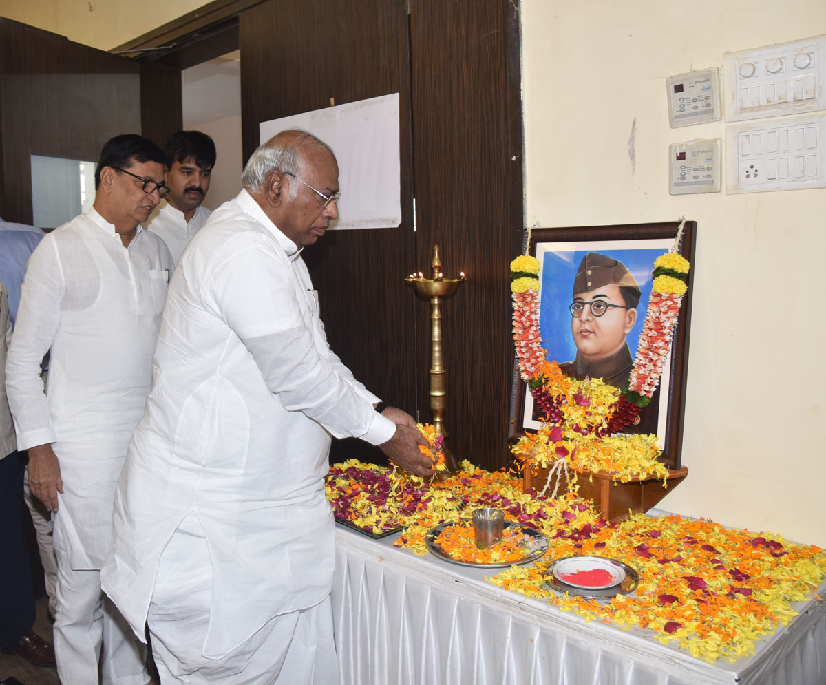 MPCC Paying Tribute to Leader Subhash Chandra Boseji at Tilak Bhavan.