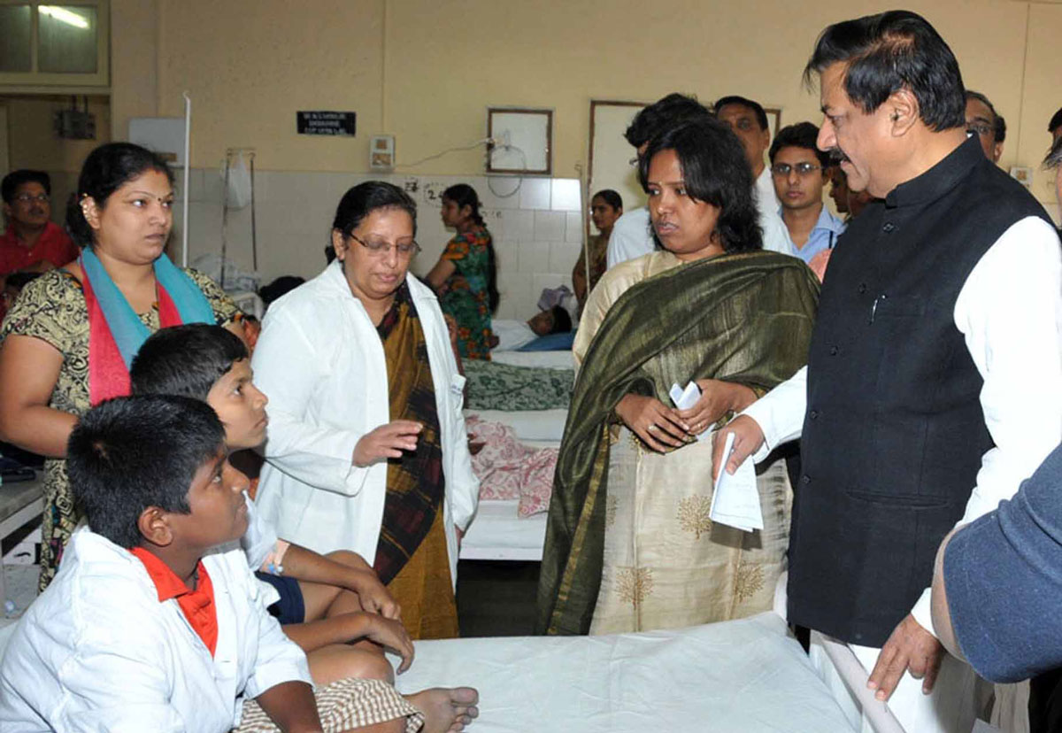 CHIEF MINISTER PRITHVIRAJ CHAVAN VISITED SION HOSPITAL TO MEET PATIENTS INFFECTED BY CHEMICAL COLOURS WHILE PLAYING HOLI