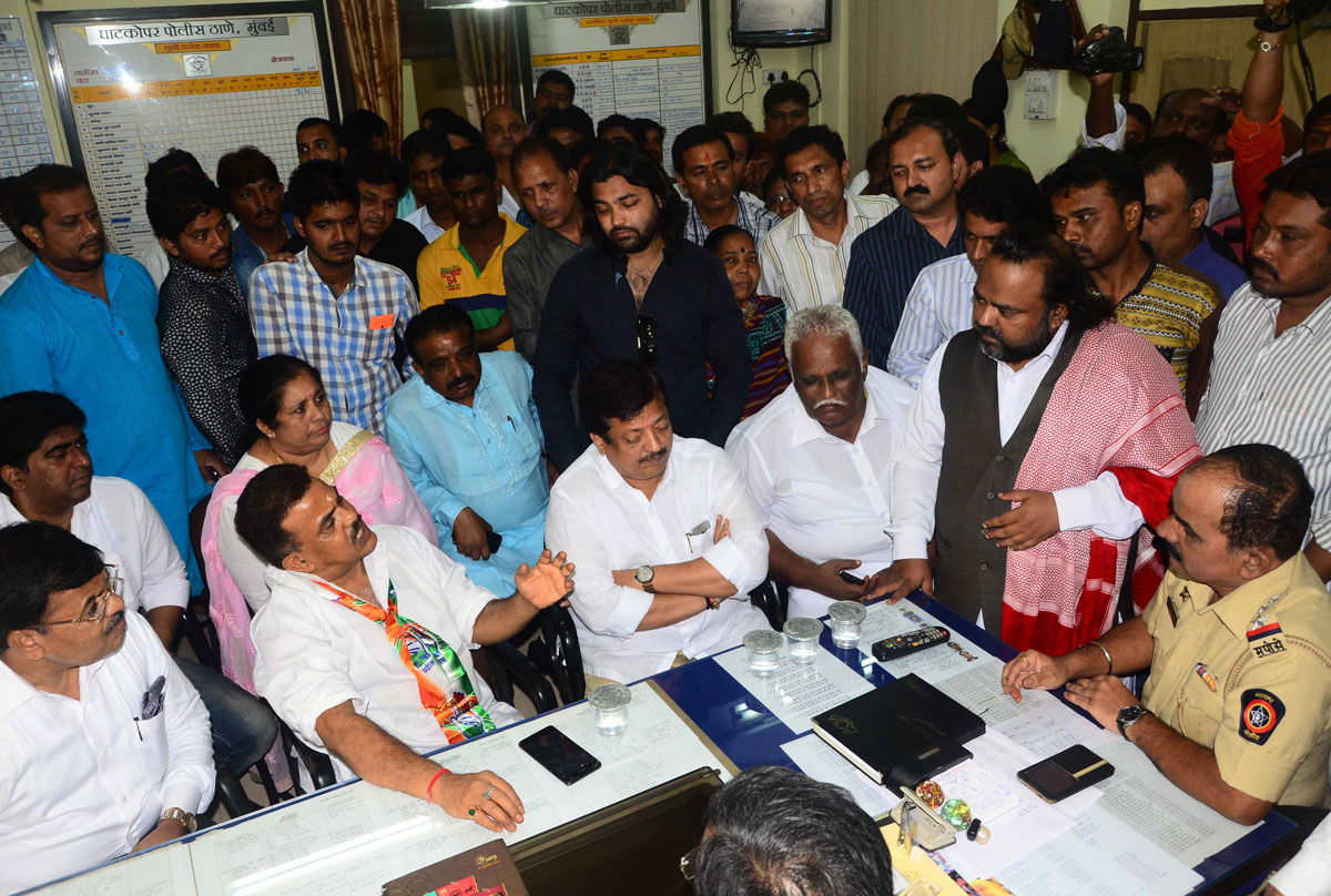 MRCC President Sanjay Nirupam at Ghatkopar Police Station on MNS & Pheriwala Issue.