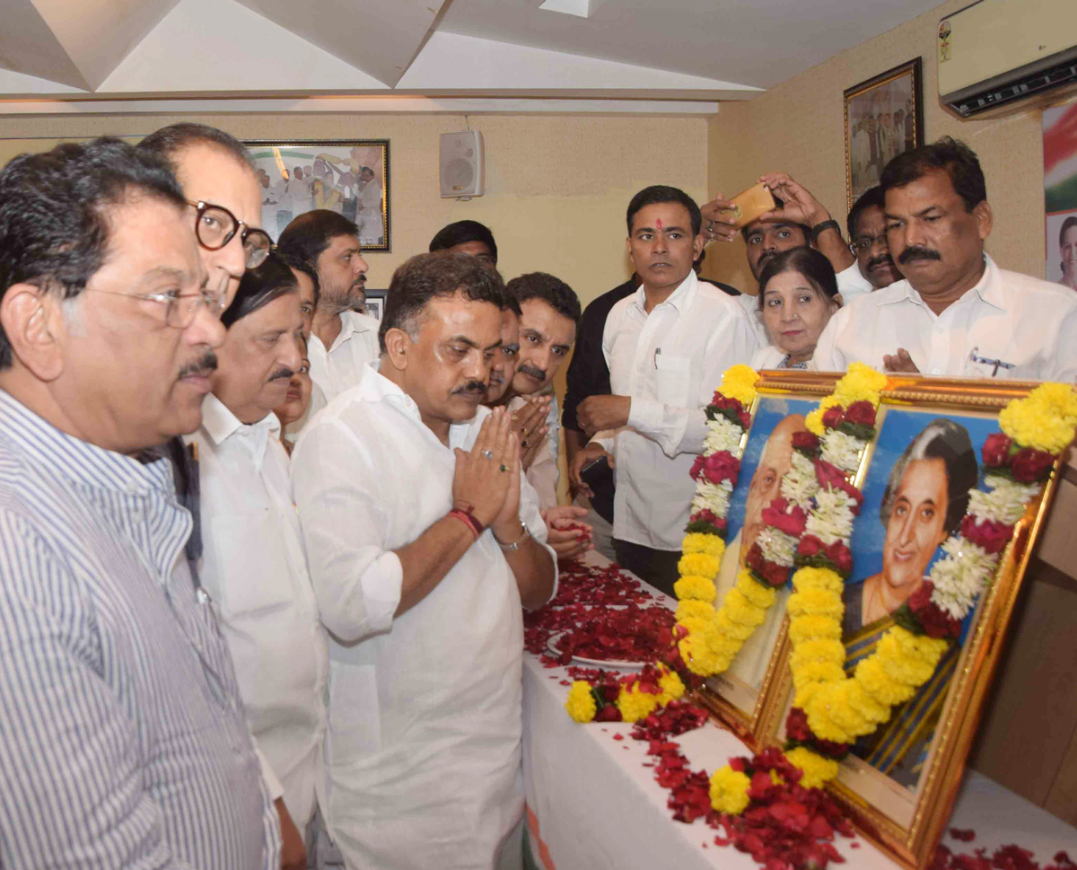 Mumbai Congress President Sanjay Nirupam Paying Tribute on Death Anniversary of Bharat Ratna former PM Late.Indira Gandhi & Birth Anniversary of Iron Man Of India Late.Sardar Vallabhbhai Patel.