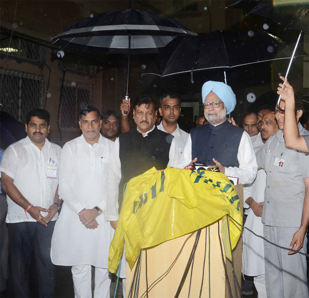 PRIME MINISTER DR.MANMOHAN SINGH & UPA CHAIRPERSON  VISITED JJ HOSPITAL IN MUMBAI.