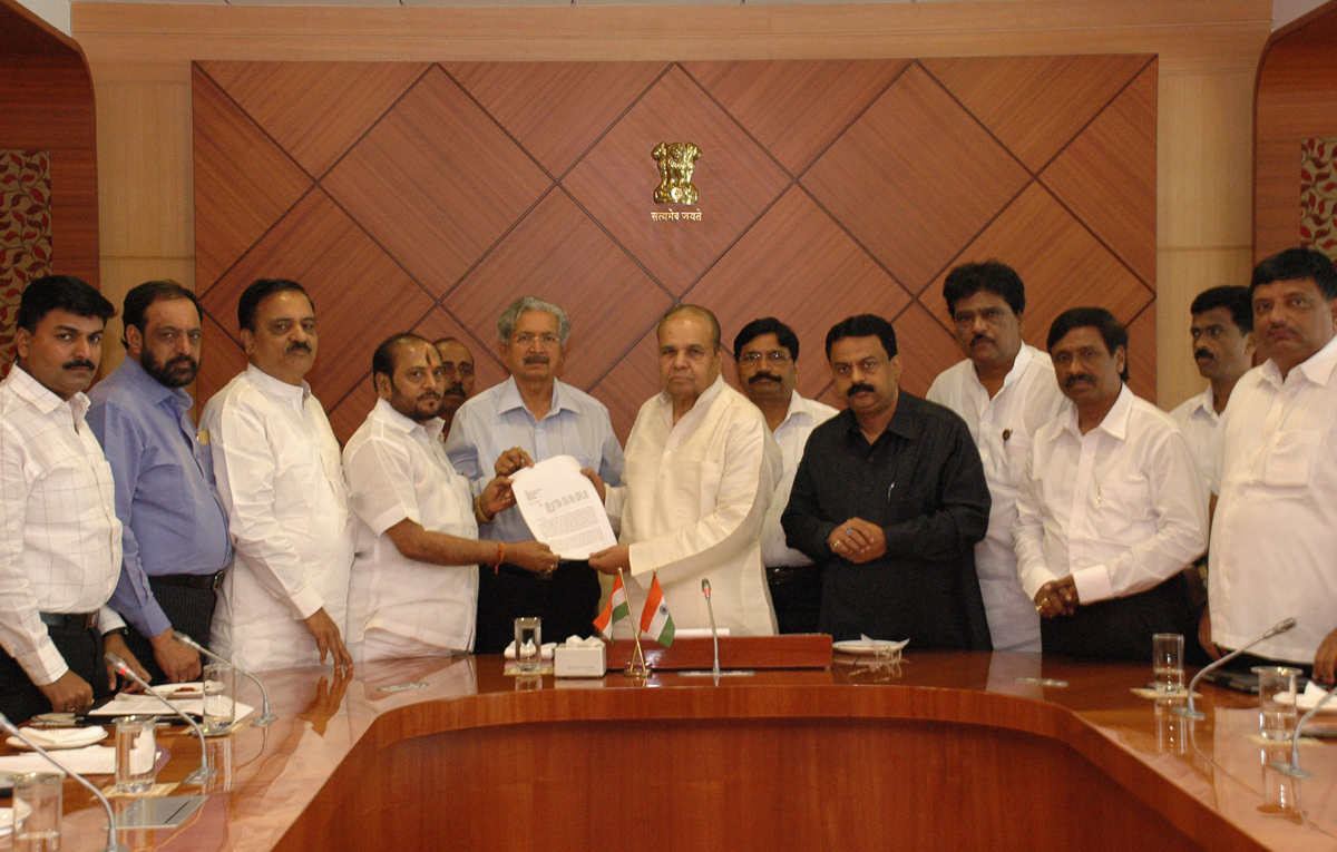 A 10-Member Delegation of Shiv Sena Today Met The Governor of Maharashtra K. Sankaranarayanan at Raj Bhavan, Mumba & Urged him to prevail upon the State Government “To Stop The Implementation Of The Local Body Tax”.