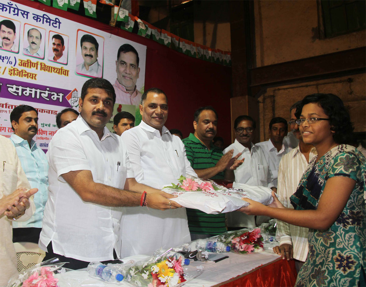 STATE MINISTER SACHINBHAU AHIR & MLA KRIPASHANKAR SINGH AT LALIT KALA BHAVAN IN WORLI  TO FELICITATE SUCCESSFUL STUDENTS.