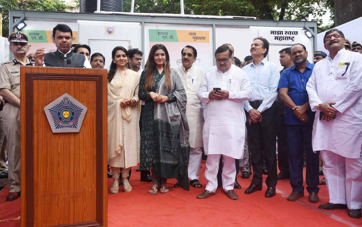 Chief Minister Devendra Fadnavis with team to Swacch Bharat Abhiyaan at CP Office Mumbai.