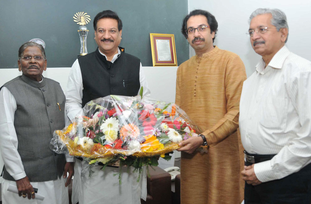 CHIEF MINISTER PRITHVIRAJ CHAVAN & SHIVSENA WORKING PRESIDENT UDHAVJI THAKAREY AT VARSHA.