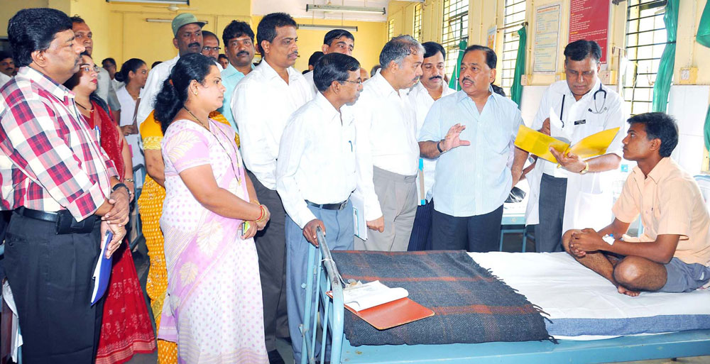 INDUSTRIES,PORTS,EMPLOYMENT & SELF - EMPLOYMENT MINISTER NARAYAN RANE VISIT KANKAVLI HOSPITAL TO SEE PATIENT OF VIRAL FEVER.
