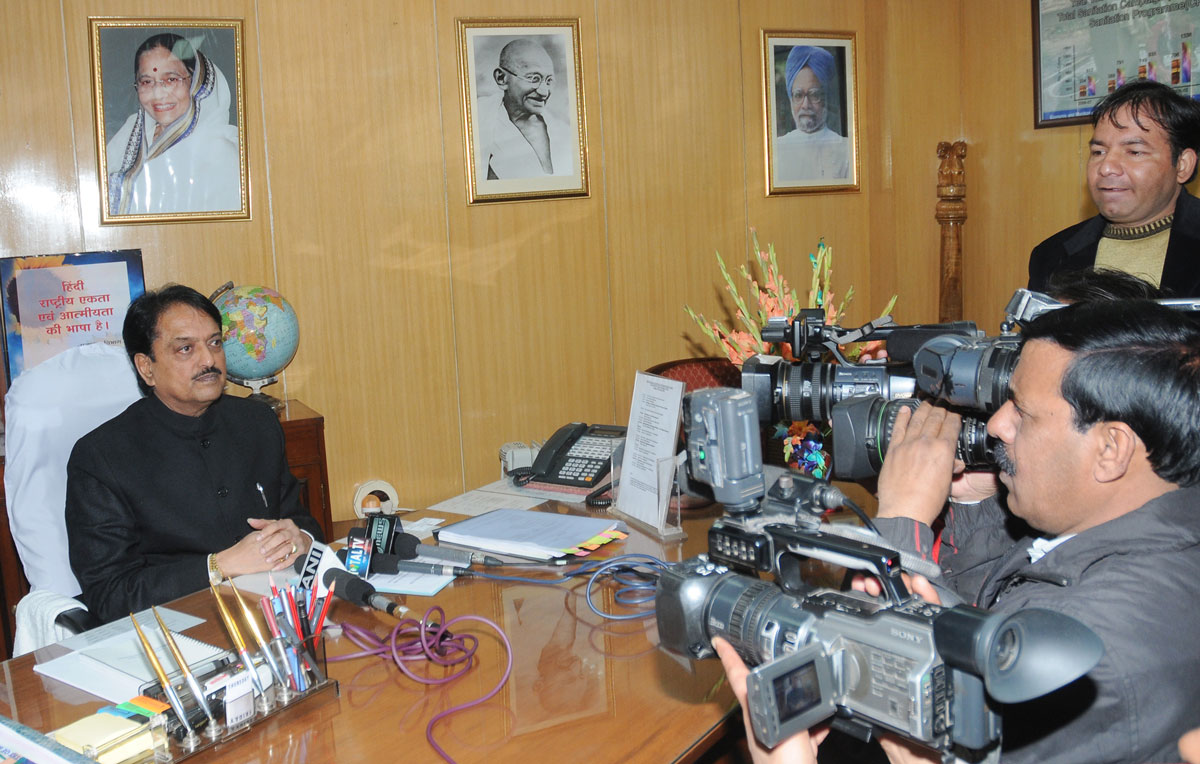 SHRI VILASRAO DESHMUKH  UNION MINISTER FOR RURAL DEVELOPMENT AND PANCHAYATI RAJ ADDRESSING THE MEDIA  AT NEW DELHI.