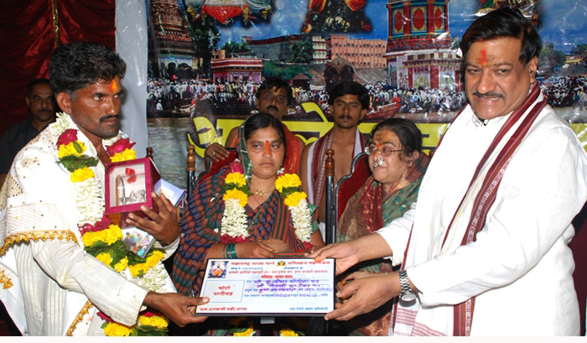 CHIEF MINISTER PRITHVIRAJ CHAVAN WITH WIFE SMT.SATAVSHEELA CHAVAN FOR VITHAL DARSHAN IN PANDHARPUR ON OCCASION OF ASHADI EKADASHI.