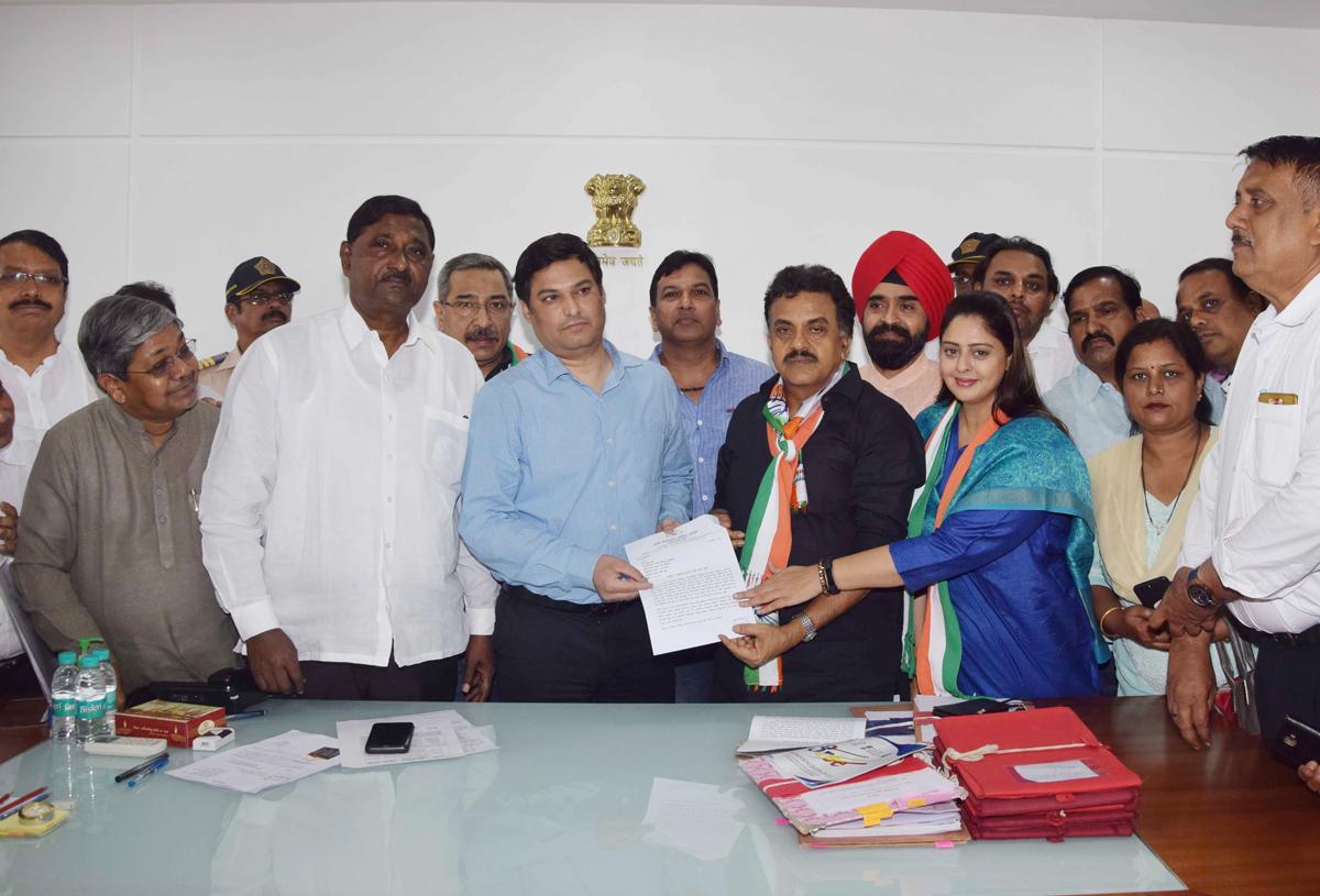 Mumbai Congress, under the leadership of Sanjay Nirupam carried out a protest outside the Collector's office in Bandra.