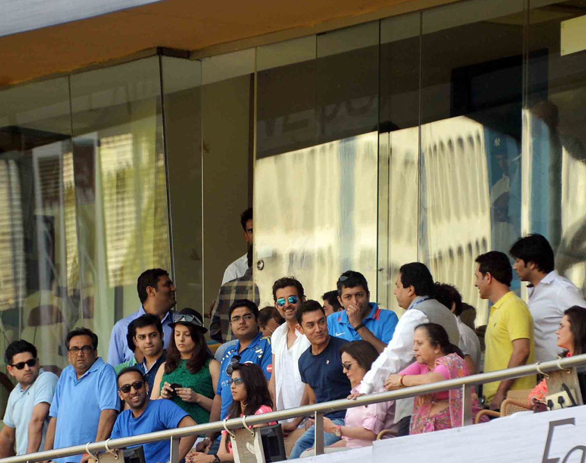 MR & MRS.AMIR KHAN,HRITHIK ROSHAN,TINA AMBANI AT WANKHEDE STADIUM.