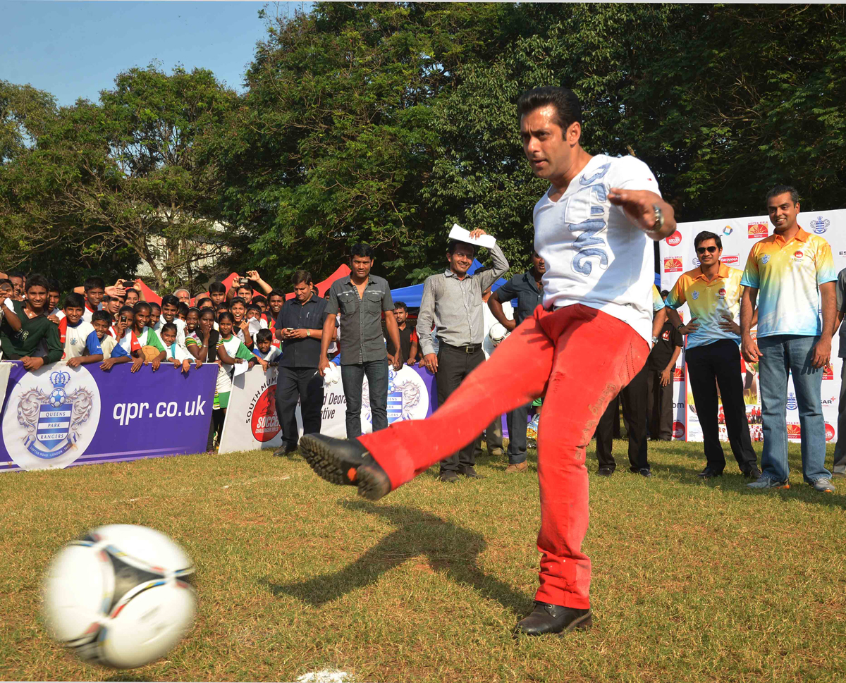 SOUTH MUMBAI JUNIOR SOCCER CHALLENGER 2013 ON OCCASION UNION MINISTER & MP.MILND DEORA & STAR SALMAN KHAN.