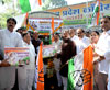 MPCC PRESIDENT MANIKRAO THAKRE FLAG OFF 20 LAKH SIGNATURES CAMPAIGN MAHARASHTRA FARMER IN SUPPORT OF DECISION OF FDI IN RETHAIL BY UPA GOVERNMENT.