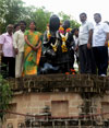 MUMBAI MAYOR SHRADHA JADHAV AT JIJA MATA UDYAN BYCULLA ON VIRMATA JEEJAU PUNYTITHI. MUMBAI MAYOR SHRADHA JADHAV AT JIJA MATA UDYAN BYCULLA ON VIRMATA JEEJAU PUNYTITHI.