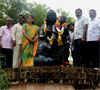 MUMBAI MAYOR SHRADHA JADHAV AT JIJA MATA UDYAN BYCULLA ON VIRMATA JEEJAU PUNYTITHI. MUMBAI MAYOR SHRADHA JADHAV AT JIJA MATA UDYAN BYCULLA ON VIRMATA JEEJAU PUNYTITHI.