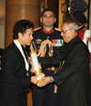 The President,Shri Pranab Mukherjee Presenting The Bharat Ratna Award 2014 to Shri Sachin Ramesh Tendulkar at Rashtrapati Bhavan.