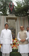 CHIEF MINISTER PRITHVIRAJ CHAVAN PAYING TRIBUTE TO LATE LOKMANYA BAL GANGADHAR TILAK ON HIS DEATH ANNIVERSARY AT GIRGAON CHOWPATI.