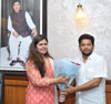 Yuva Leader Sujay Vikhe Patil Meets Pankaja Munde-Palve Minister of Rural Development, Women and Child Welfare.