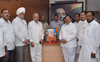 MUMBAI CONGRESS LEADER'S PAYING TRIBUTE TO LATE PRIME MINISTER OF INDIA PANDIT JAWAHARLAL NEHRU ON HIS DEATH ANNIVERSARY AT MRCC RAJIV GANDHI BHAVAN .